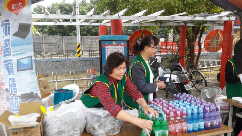 本校舉辦校慶園遊會，社區資訊站設一攤讓小朋友或家長及民眾來使用平板