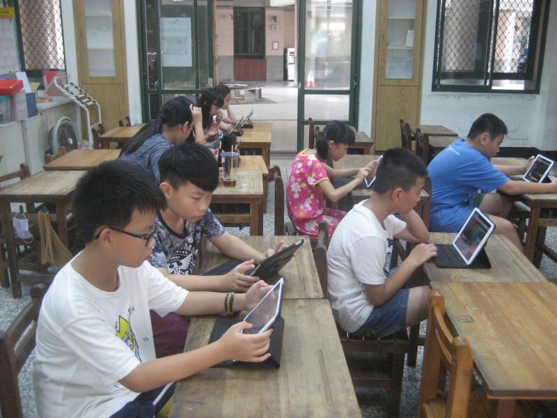 學生使用平板上網情形