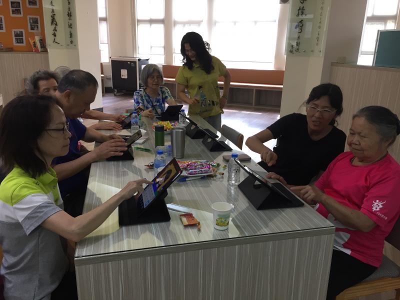 社區資訊站的陳奶奶（左一）