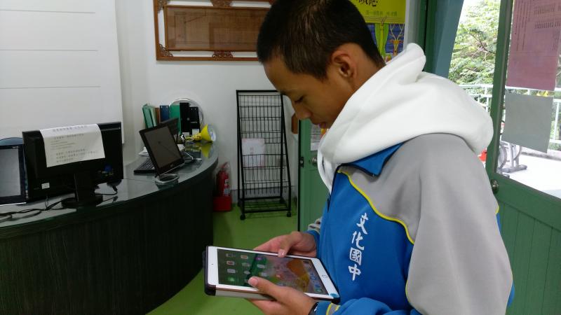 用手指輕輕的滑動屏幕，就如同在手機上看電子書一樣