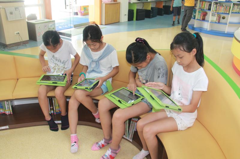 學生利用平板在圖書室查詢資料-1