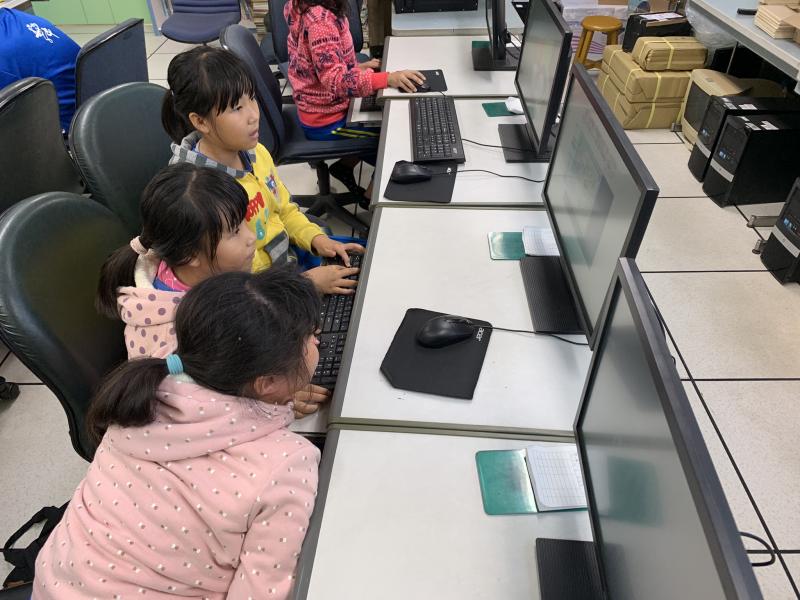 同學間一起製作報告