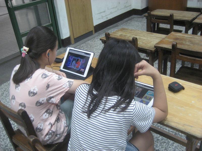 學生使用音樂APP進行學習