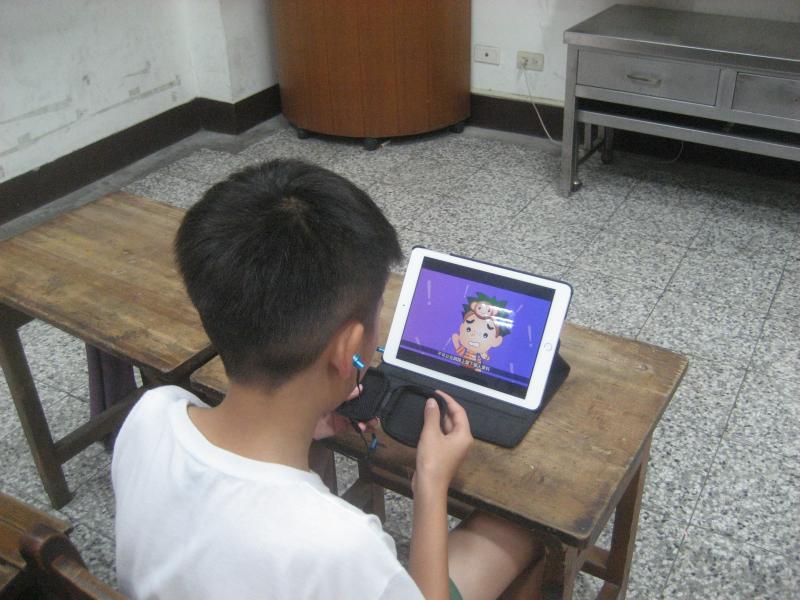 學生使用音樂APP進行學習