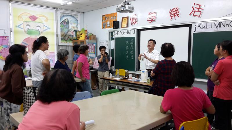 資訊站提供社區長輩及學生很多學習，老師說了一部月亮先生的影片當引言!