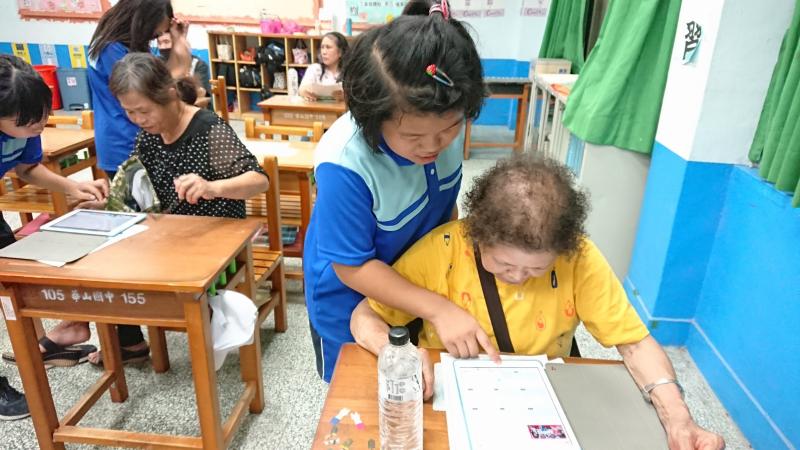 孫女帶著阿婆學平板