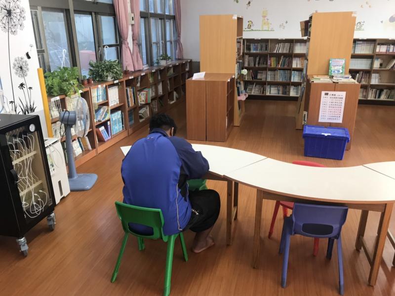 利用平板電腦等行動載具上網瀏覽、學習新知。