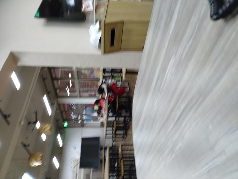 小朋友放學後在資訊站寫作業
