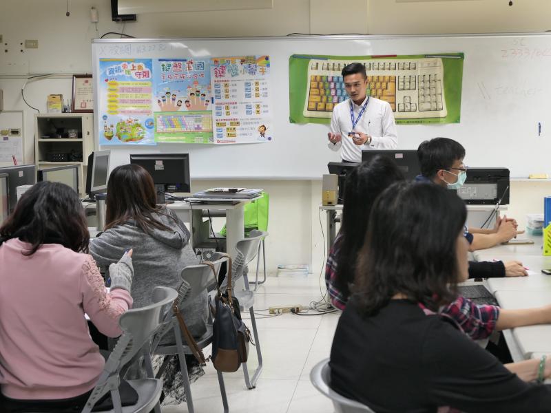 講師講解程式設計操作
