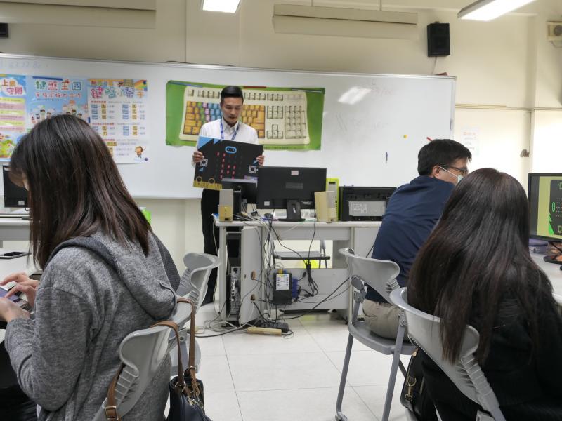 講師講解程式設計操作