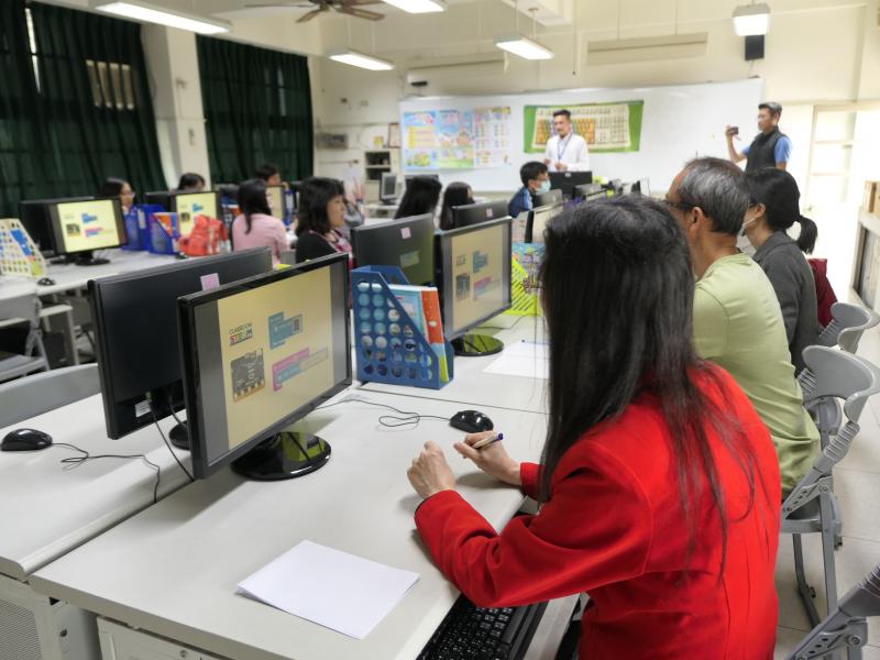 教師學習如何操作程式設計