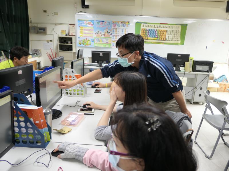 教師學習如何操作程式設計