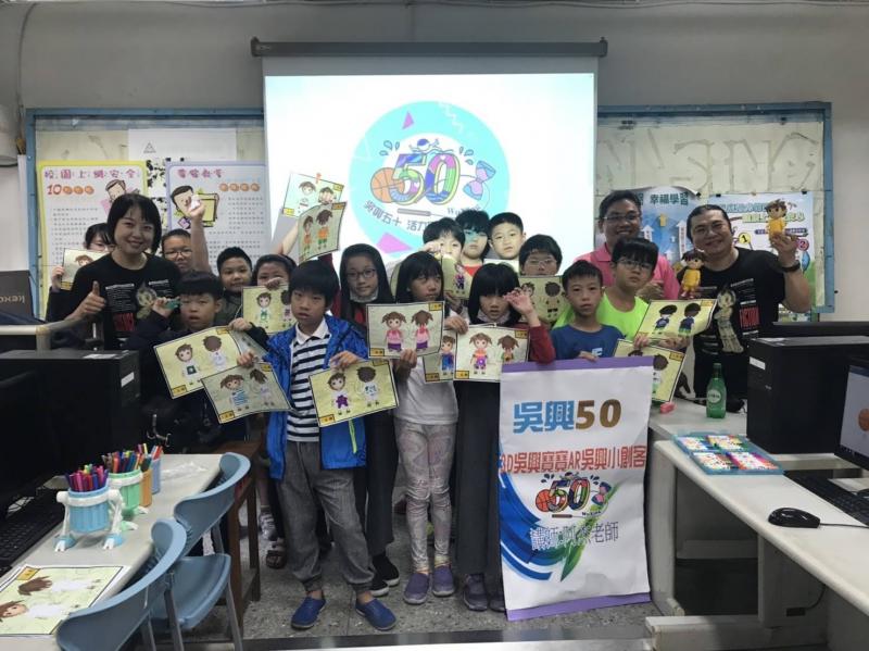 大家的拿著作品一起大合照