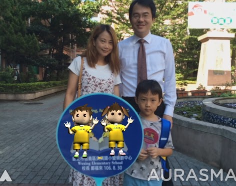 家長與孩子一起拍攝虛擬實境照片
