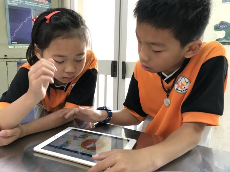 可以跟同學一起看電子書