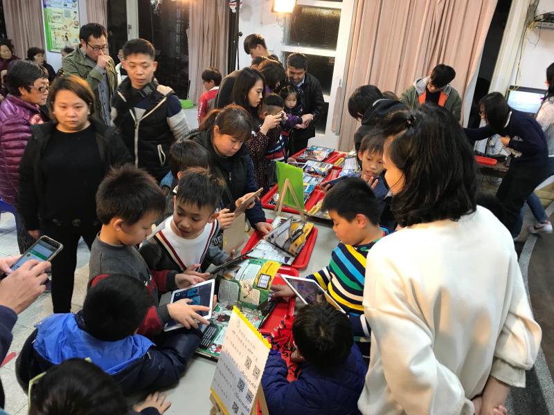 AR平板實境秀，大人、小孩驚奇連連。