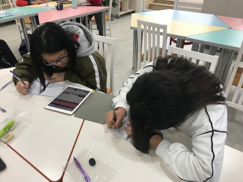 一邊查資料，一邊筆記，任何作業難不倒。