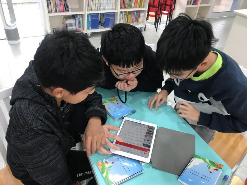 小組一起討論與查閱資料，共同學習。