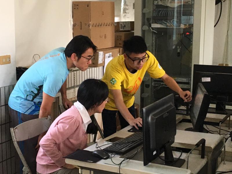 育達科技大學的大學生專業地指導老師們如何操作雷雕機。