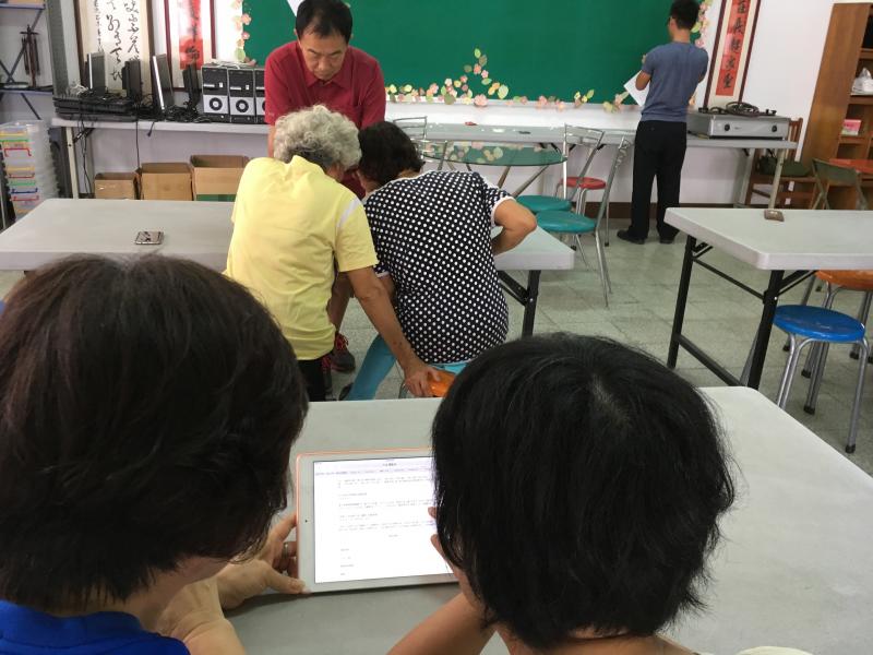 工作人員協助指導操作