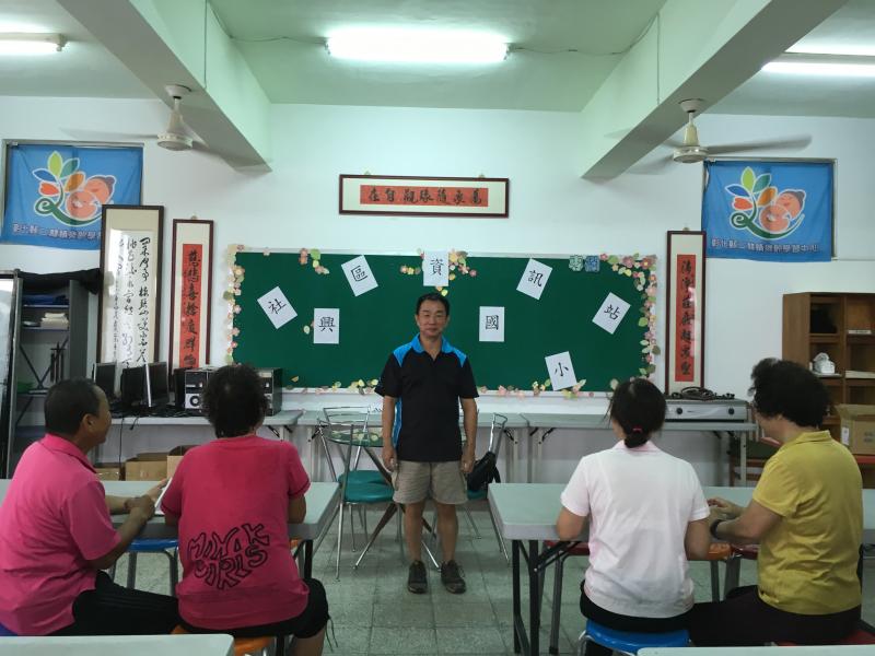 徐英文先生熱心協助指導民眾操作平板