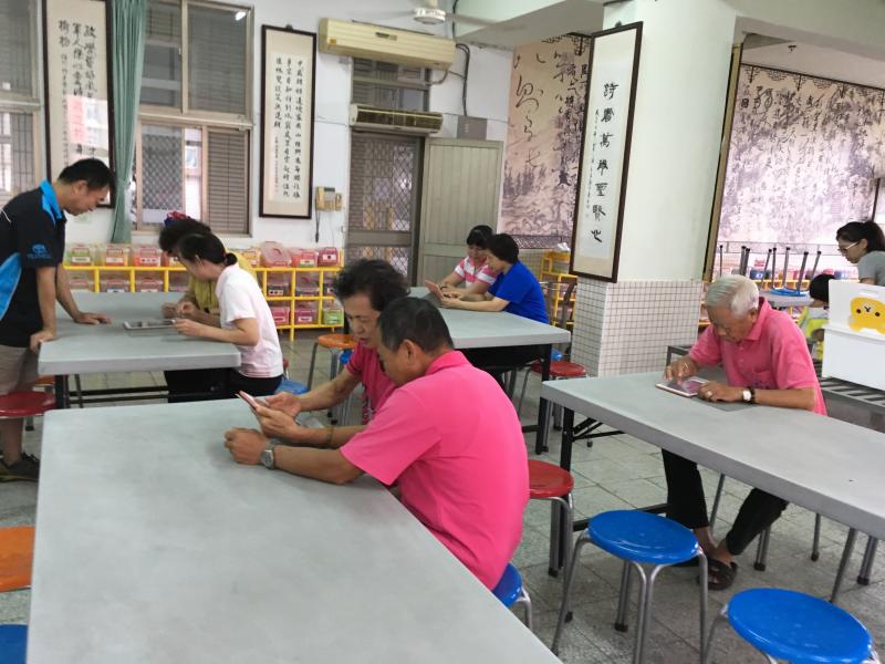 徐英文先生熱心協助指導民眾操作平板