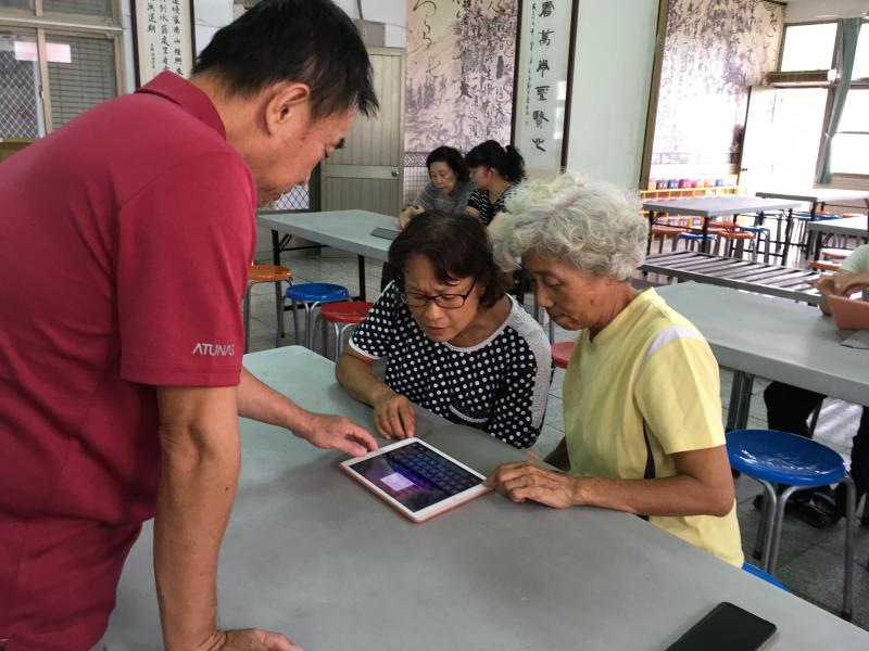 徐英文先生熱心協助指導民眾操作平板