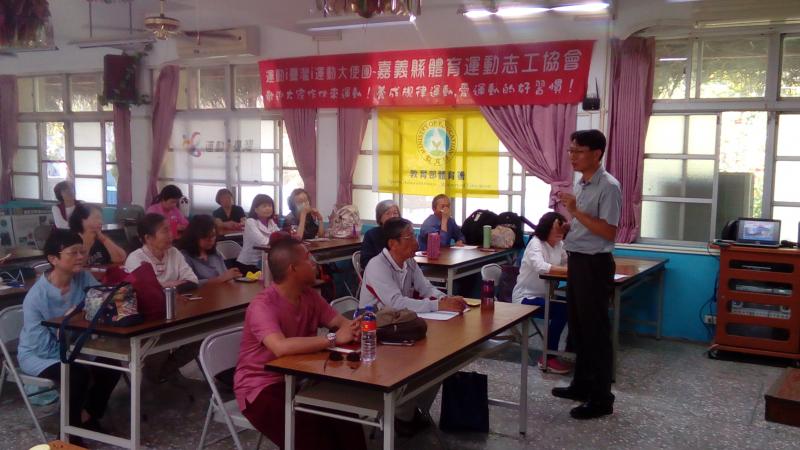 由曾校長為大家分享南靖國小文史調查的成果。