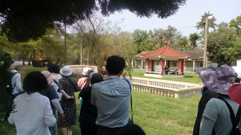 走訪社區介紹文史建物，校長所指是康樂館後的涼亭景觀。