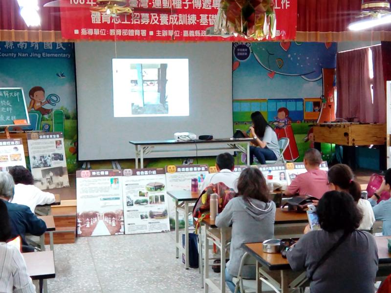 下半節課是手機修圖軟體課程，大家都很聚精會神喔。