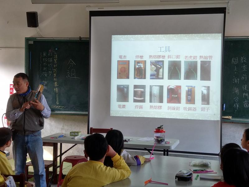 講師介紹本次課程太陽能usb環保再生能源發電系統所用到的工具