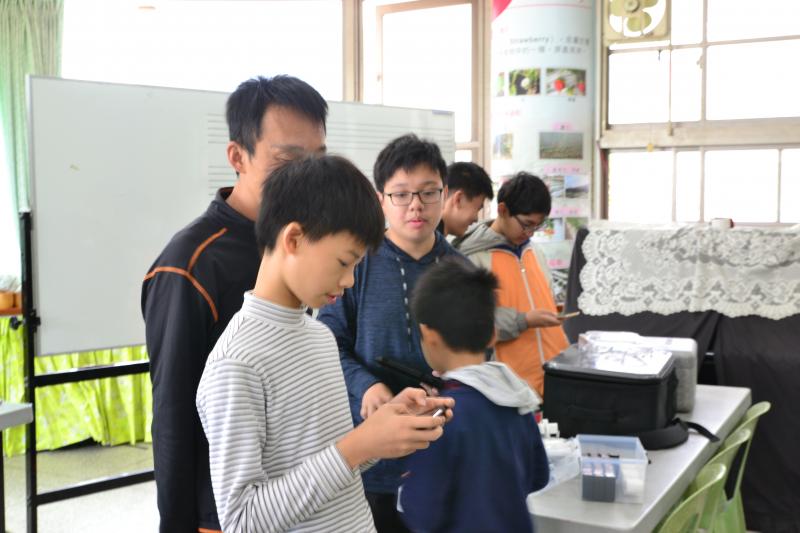 學員學習操控空拍機