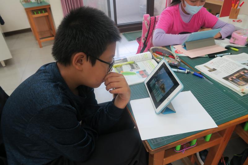 學生專注學習
