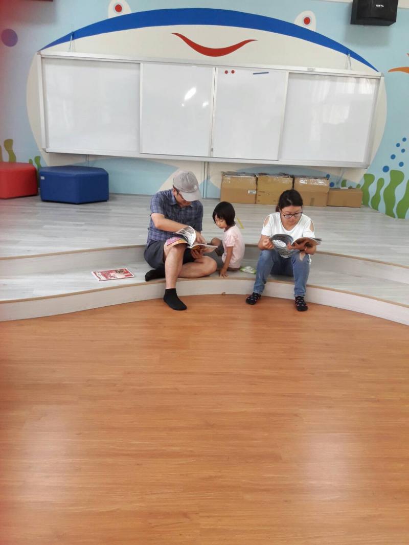 結合圖書館的資訊站還能全家來看書喔