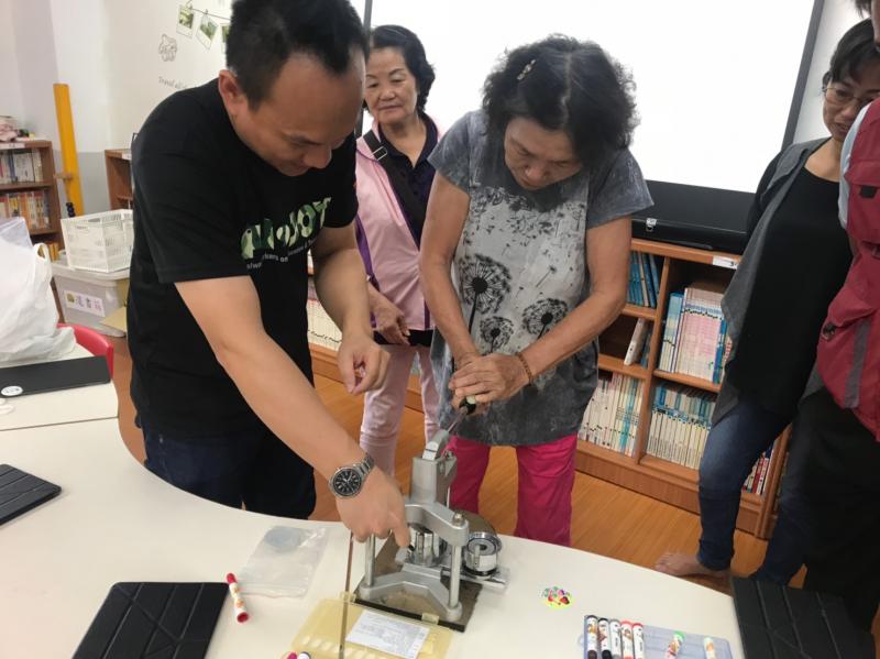 將徽章印製出來