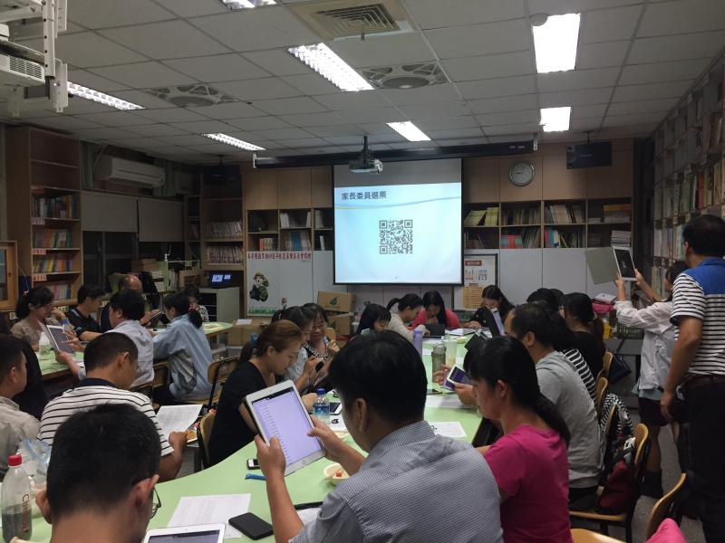 家長會運用資訊載具，結合Google表單，進行線上投票。