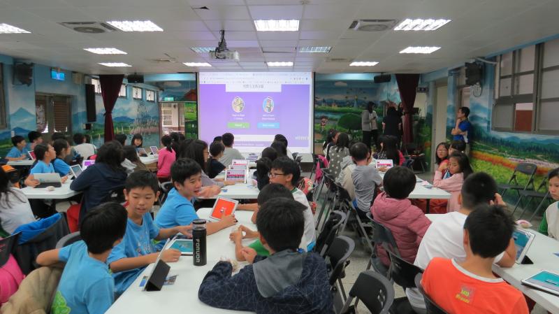 大嘉國小來訪，兩校學生共用行動載具，老師介紹當天的活動參與方式