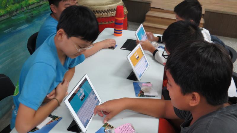 兩校學生們分享完，輪流操作