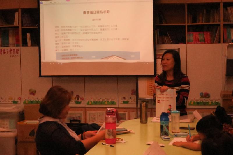 辛苦兼任註冊組及設備組的陳慧珏老師，認真說明工作內容和流程