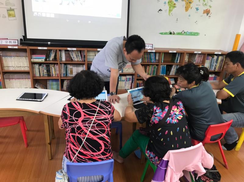 講師指導社區學員進行影片剪輯製作。