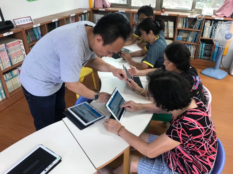 講師指導社區學員進行影片剪輯製作。