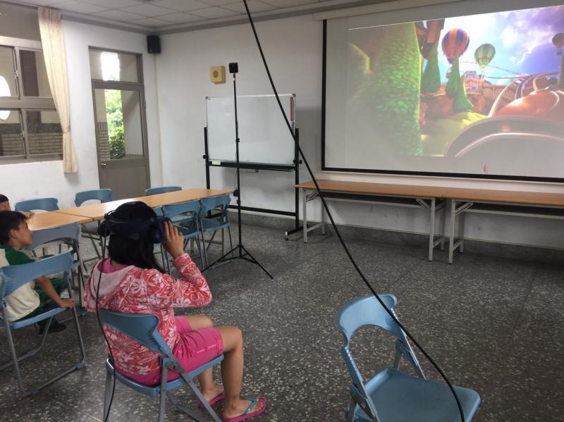 家長體驗VR影片，驚呼連連
