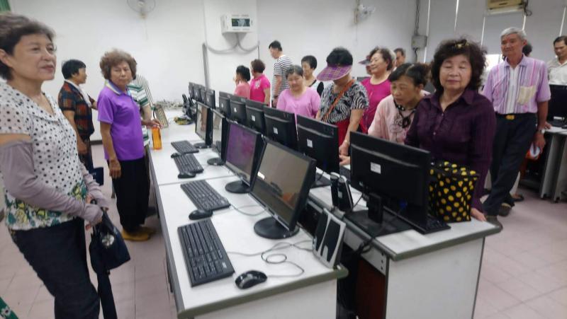 社區居民學習電腦
