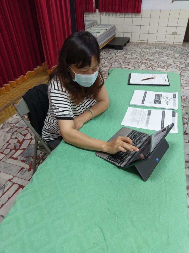 使用平板電腦開啟活動電子檔向茶人們報告