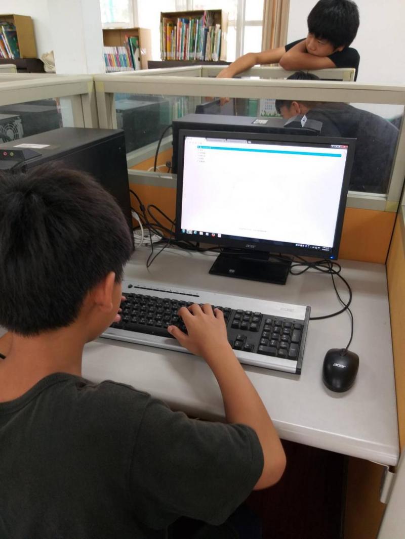 學生利用電腦查詢資料