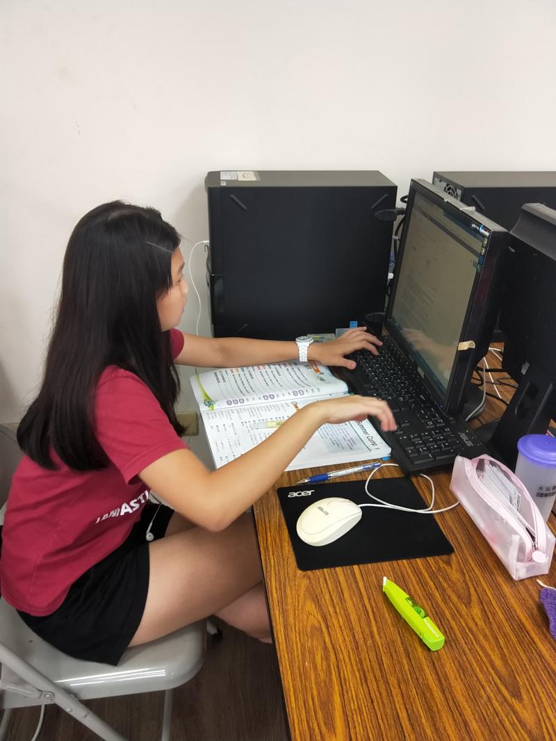 以前的畢業生，利用暑假來資訊站使用電腦查課業資料