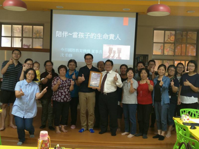 參與社區民眾與老師的合影