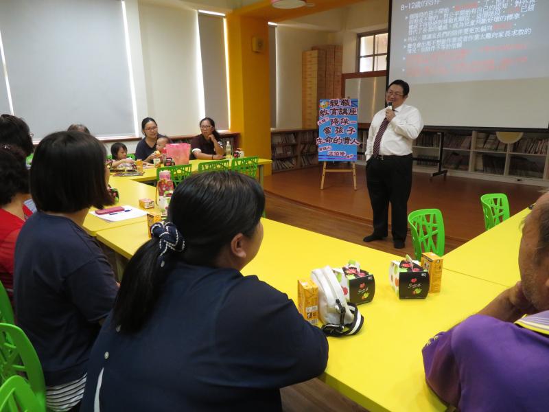老師與民眾交流心得