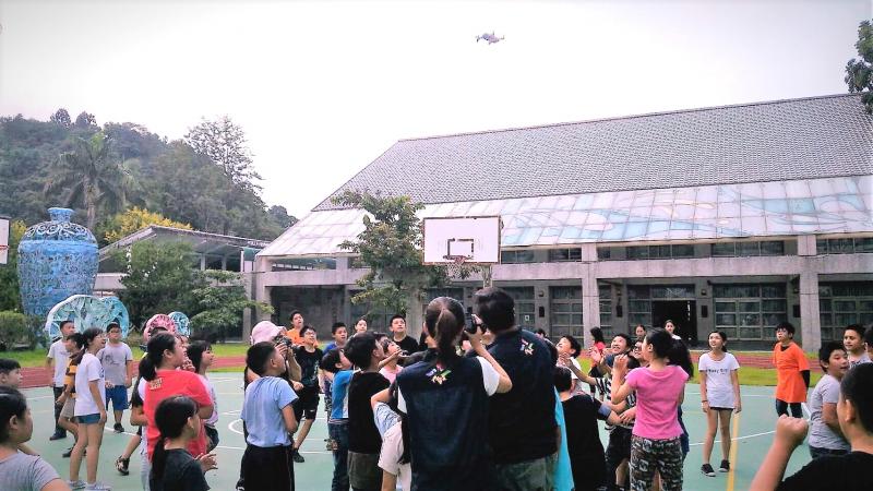 搖控無人機順利升空，這是小朋友們第一次的操作體驗，現場歡呼聲不斷。
