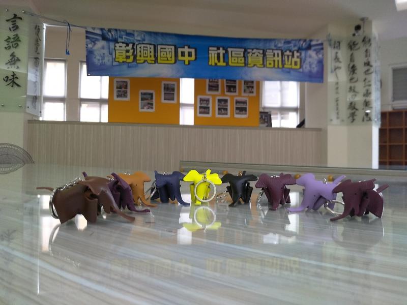 七月初聚會的成品，手作皮革大象。